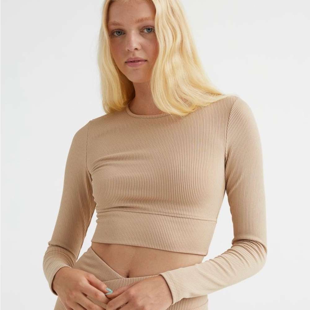 NEW H&M Ribbed Crop Top - Picture 2 of 3